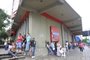 PORTO ALEGRE, RS, BRASIL, 26/02/14 - Usuários formam filas de madrugada em frente às agências para solicitar o seguro-desemprego. No TUDO FÁCIL SINE ZONA NORTE (Rua Domingos Rubbo, 51, esquina Assis Brasil, Bairro Cristo Redentor) a fila deu volta no prédio e avançou pela Assis Brasil. (Foto: LÍVIA STUMPF / DIÁRIO GAÚCHO)<!-- NICAID(10265635) -->