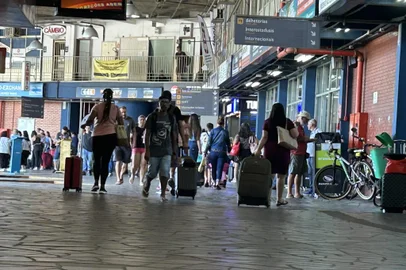Movimentação na rodoviária de Porto Alegre antes do feriado de ano novo<!-- NICAID(15944026) -->