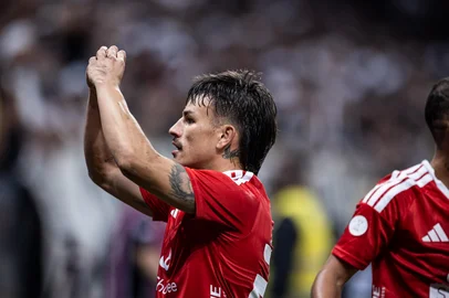SP - COPA DO BRASIL/CORINTHIANS X INTERNACIONAL - ESPORTES - Bernabei, do Internacional, comemora o seu gol na partida de volta entre   Corinthians e Internacional válida pelas oitavas de final da Copa do   Brasil 2026, realizada na Neo Química Arena, em Itaquera, zona leste da   capital paulista, na noite desta quinta-feira, 6 de agosto de 2026.    06/08/2026 - Foto: JHONY INACIO/ENQUADRAR/ESTADÃO CONTEÚDO<!-- NICAID(16341998) -->