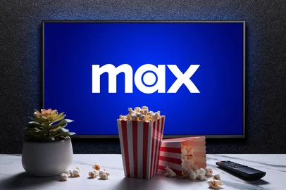 Max or HBO Max logo on TV with popcorn boxes, reomote control and home plant. Astana, Kazakhstan - July 21, 2023.Max or HBO Max logo on TV with popcorn boxes, reomote control and home plant on the table. HBO Max is an American subscription video on-demand streaming service. Astana, Kazakhstan - July 21, 2023.Fonte: 626073614<!-- NICAID(16242959) -->