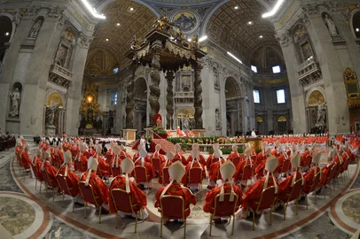 Cardinals attend a mass at the St Peter's basilica before the start of the conclave on March 12, 2013 at the Vatican. Cardinals moved into the Vatican today as the suspense mounted ahead of a secret papal election with no clear frontrunner to steer the Catholic world through troubled waters after Benedict XVI's historic resignation.The 115 cardinal electors who pick the next leader of 1.2 billion Catholics in a conclave in the Sistine Chapel will live inside the Vatican walls completely cut off from the outside world until they have made their choice.  AFP PHOTO / GABRIEL BOUYS (Photo by GABRIEL BOUYS / AFP)Editoria: RELLocal: Vatican CityIndexador: GABRIEL BOUYSSecao: popeFonte: AFPFotógrafo: STF<!-- NICAID(16021232) -->