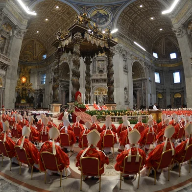 Cardinals attend a mass at the St Peter's basilica before the start of the conclave on March 12, 2013 at the Vatican. Cardinals moved into the Vatican today as the suspense mounted ahead of a secret papal election with no clear frontrunner to steer the Catholic world through troubled waters after Benedict XVI's historic resignation.The 115 cardinal electors who pick the next leader of 1.2 billion Catholics in a conclave in the Sistine Chapel will live inside the Vatican walls completely cut off from the outside world until they have made their choice.  AFP PHOTO / GABRIEL BOUYS (Photo by GABRIEL BOUYS / AFP)Editoria: RELLocal: Vatican CityIndexador: GABRIEL BOUYSSecao: popeFonte: AFPFotógrafo: STF<!-- NICAID(16021232) -->