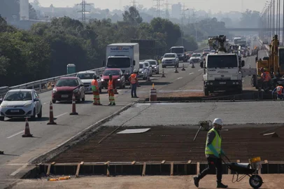 Gravataí, RS, Brasil, 15-08-2023: Obras nos dois sentidos na Freeway no km 81, ponte sobre o arroio Barnabé. Foto: Mateus Bruxel / Agência RBSIndexador: Andre Avila<!-- NICAID(15510532) -->