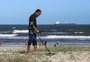 De parafuso e dentadura a peças de ouro: o que os "caçadores de tesouros" encontram pelo Litoral
