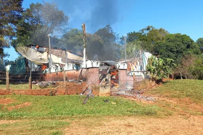 Policia investiga morte seguida de incêndio em casa de Campo Novo<!-- NICAID(15424079) -->