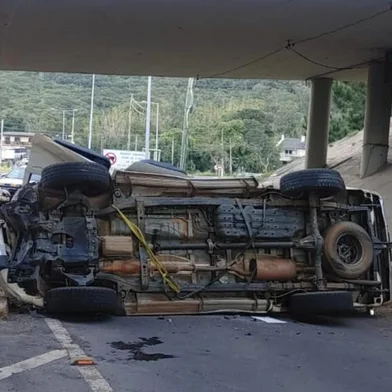 Caminhonete cai de viaduto na Freeway, em Osório.<!-- NICAID(14794753) -->