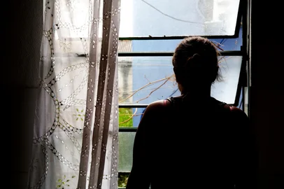 PORTO ALEGRE, RS, BRASIL, 18/02/2019: Ocupação Mulheres Mirabal, casa que abriga mulheres vítimas de violência. Na foto, Daniele, dona de casa de 33 anos que está abrigada na casa. (CAMILA DOMINGUES/AGÊNCIA RBS)<!-- NICAID(13962726) -->