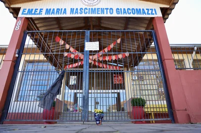 ESTAÇÃO, RS, BRASIL, 09-07-2025: Professores chegam à Escola Municipal Maria Nascimento Giacomazzi 24 horas após o ataque a faca que deixou uma criança morta e outras três pessoas feridas, na manhã de terça-feira (8), no centro da cidade. O crime chocou o município de cerca de 6 mil habitantes, no norte do Rio Grande do Sul.  Foto: Jefferson Botega/Agência RBSIndexador: jeff botega<!-- NICAID(16076408) -->