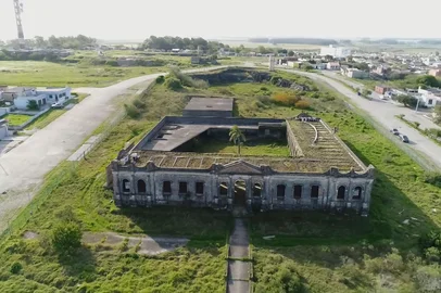 Uma obra para a criação do Centro de Interpretação do Pampa (CIP), em Jaguarão, no sul do Estado, já consumiu R$ 8,9 milhões de verbas federais e está com os trabalhos paralisados há uma década.<!-- NICAID(16142479) -->