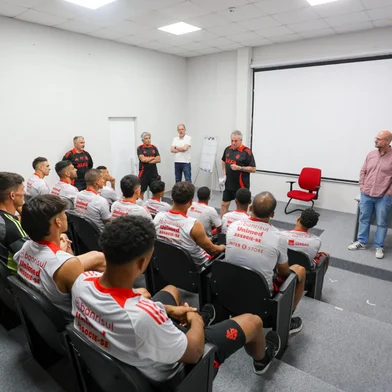 abel braga é apresentada para elenco do inter<!-- NICAID(16177321) -->