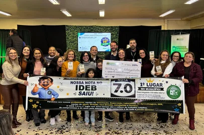 Eduarda Cezar / Divulgação A Prefeitura de Alvorada reconheceu, na noite dessa quarta-feira (12), as escolas da Rede Municipal de Ensino que atingiram os critérios da Gratificação por Desempenho Educacional após o município alcançar o melhor IDEB de sua história. Ao todo, professores e demais profissionais de 23 escolas serão contemplados com a bonificação, que pode chegar ao equivalente a um 14º salário. Durante o evento, foram entregues cheques simbólicos às unidades reconhecidas.<!-- NICAID(16345353) -->