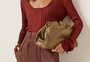 Clutch, a bolsa estilo carteira, é tendência para a temporada; veja como usar