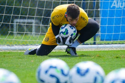 SALVADOR, BA, BRASIL, 28-04-2025: O goleiro Tiago Volpi participa de treino do Grêmio no CT do Bahia. (Cristiano Oliveski/Grêmio/Divulgação)<!-- NICAID(16025975) -->