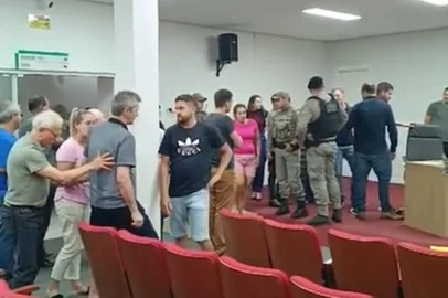 Sessão da Câmara em Frederico Westphalen termina é interrompida após briga; assista ao vídeo<!-- NICAID(15937941) -->
