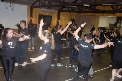 Há 20 anos, o Projeto Aquecimento Cênico prepara grupos de dança tradicionalista para competições por cidades do Rio Grande do Sul e dos demais estados do país. As oficinas ensinam expressão corporal e facial com técnicas de teatro. <!-- NICAID(16226969) -->