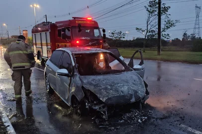 Raí Quadros / Grupo RBS PORTO ALEGRE, RS, BRASIL, 13-10-2026: Um carro pegou fogo na Avenida Assis Brasil, próximo ao limite entre Porto Alegre e Cachoeirinha, na madrugada desta terça-feira (13). A parte frontal do veículo foi consumida pelas chamas.<!-- NICAID(16385976) -->
