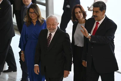 Venezuela's President Nicolas Maduro (R) waves next to Brazilian President Luiz Inacio Lula da Silva and his wife Rosangela "Janja" da Silva upon arrival at Planalto Palace in Brasilia on May 29, 2023. The President of Brazil, Luiz Inácio Lula da Silva, meets this Monday in Brasilia with his Venezuelan counterpart, Nicolás Maduro, who traveled to the Brazilian capital to participate in a "retreat" on Tuesday together with the other South American leaders. (Photo by EVARISTO SA / AFP)Editoria: POLLocal: BrasíliaIndexador: EVARISTO SASecao: diplomacyFonte: AFPFotógrafo: STF<!-- NICAID(15440971) -->