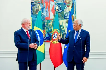 Em sua primeira visita a Portugal após vencer as eleições deste ano, Luiz Inácio Lula da Silva concedeu entrevista coletiva ao lado do primeiro- ministro português, António Costa, e fez um balanço da sua participação na COP 27, no Egito. O presidente eleito destacou a cooperação do Brasil no cenário internacional, que foi inexistente no governo Bolsonaro. “Eu fiquei muito emocionado quando, no discurso da COP 27, o povo gritou que o Brasil voltou. E foi muito marcante para mim, porque fazia 4 anos que o país estava totalmente isolado do mundo. Não foi o mundo que isolou o Brasil, o Brasil que se isolou.”<!-- NICAID(15269881) -->