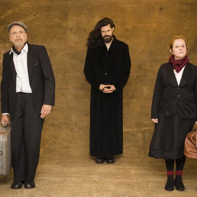 As Cadeiras: Alguém vai Vir é o novo espetáculo com direção de Luciano Alabarse. No elenco, Lisi Medeiros, Carlos Azevedo e Pingo Alabarce.<!-- NICAID(16152191) -->