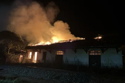 Estação Ferroviaria de Cerrito é atingida por incêndio<!-- NICAID(16268639) -->