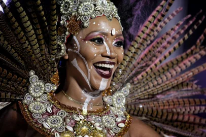 07/05/2022 - PORTO ALEGRE, RS - CARNAVAL 2022 - Desfile da escola Copacabana no Carnaval de Porto Alegre 2022.Enredo: A Sereia Homenageia a Ancestralidade Negra de Porto Alegre: Mestre Borel. Foto: Mateus Bruxel / Agência RBSIndexador: Mateus Bruxel<!-- NICAID(15089862) -->