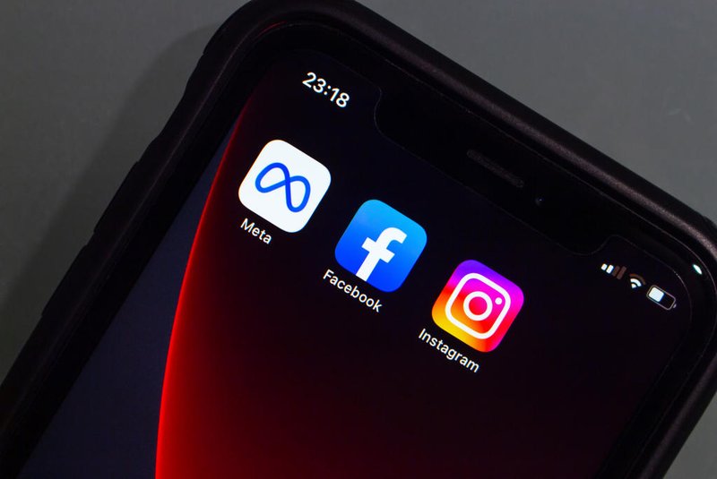Vancouver, CANADA - Feb 27 2023 : Closeup icons of Meta Platforms, Inc., Facebook and Instagram seen in an iPhone screen.Fonte: 578195628<!-- NICAID(15390081) -->