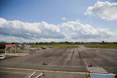 Neimar De Cesero / Agencia RBS Na próxima segunda-feira (27), iniciam as obras de reforma da pista principal do Aeroporto Hugo Cantergiani em Caxias do Sul. (Neimar De Cesero/Agência RBS)Indexador: Neimar De Cesero<!-- NICAID(15957652) -->
