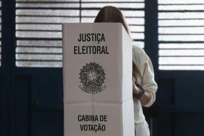 CAXIAS DO SUL, RS, BRASIL, 06/10/2024. Imagens gerais da votação em Caxias do Sul, na parte da tarde. (Bruno Todeschini/Agência RBS)Indexador: Bruno Todeschini<!-- NICAID(15884077) -->