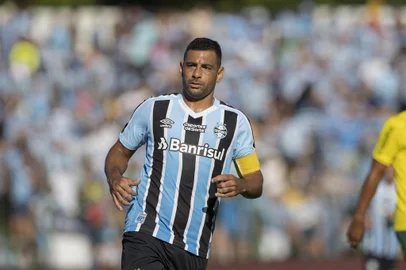 Liamara Polli / Grêmio/Divulgação Ypiranga x Grêmio - 11ª rodada do Gauchão 2023Na foto: Diego SouzaRS - FUTEBOL/CAMPEONATO GAUCHO 2023 /GREMIO X YPIRANGA - ESPORTES - Lance da partida entre Gremio e Ypiranga disputada na tarde deste sábado, no Estádio Colosso da Lagoa, em Erechim, valida pelo Campeonato Gaucho 2023. FOTO: Liamara Polli/GREMIO FBPA<!-- NICAID(15372947) -->