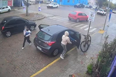 Reprodução / Câmera de segurança Assalto a lotérica em Jaguarão termina com roubo de carro onde estavam três crianças. Crime aconteceu no dia 11 de setembro<!-- NICAID(16366997) -->