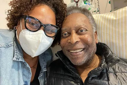 pelé e a filha Kely Nascimento no hospital Albert Einstein, em São Paulo