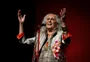Transformando o palco em seu altar musical, Maria Bethânia volta a Porto Alegre para dois shows