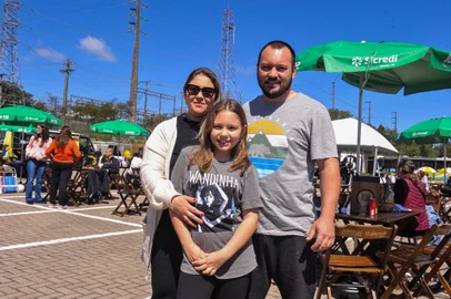 CAXIAS DO SUL, RS, BRASIL, 01/10/2023. Neste domingo (1), acontece em Caxias Do Sul a Ecofest. A nutricionista Francine Malicheski e o marceneiro Vinícius Menegolla com a filha Isabela Malicheski Menegolla. (Neimar De Cesero/Agência RBS)Indexador: NEIMAR DE CESERO<!-- NICAID(15556496) -->