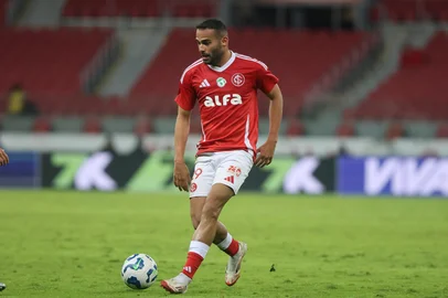 PORTO ALEGRE, RS, BRASIL, 01/06/2025: Lance de jogo entre Inter e Fluminense no Estádio Beira-Rio, válido pelo Brasileirão. Na foto, o volante Thiago Maia. (Foto: Ricardo Duarte/Inter/ Divulgação)<!-- NICAID(16052587) -->