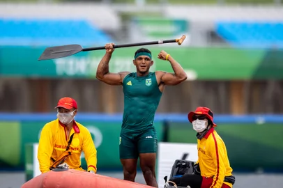 Silver medallist China's Liu Hao (R) shakes hands with gold medallist Brazil's Isaquias Queiroz dos Santos after the men's canoe single 1000m final during the Tokyo 2020 Olympic Games at Sea Forest Waterway in Tokyo on August 7, 2021. (Photo by Luis ACOSTA / AFP)<!-- NICAID(14856978) -->