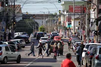 VIAMÃO, RS, BRASIL, 15-06-2020: Movimento no comércio na avenida Cel. Marcos de Andrade, na região central de Viamão. (Foto: Mateus Bruxel / Agência RBS)Indexador: Mateus Bruxel<!-- NICAID(14522469) -->