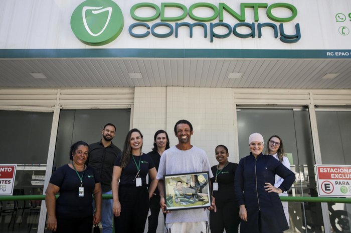 A entrega da arte ocorreu no mesmo dia da colocação das próteses