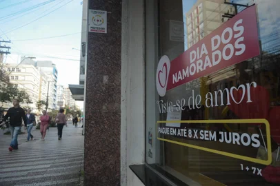 CAXIAS DO SUL, RS, BRASIL, 16/06/2024. A reportagem foi até a área central de Caxias para conversar com lojistas sobre o movimento de vendas para do Dia dos Namorados. (Bruno Todeschini/Agência RBS)Indexador: BTK<!-- NICAID(15785251) -->