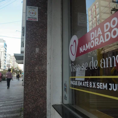 CAXIAS DO SUL, RS, BRASIL, 16/06/2024. A reportagem foi até a área central de Caxias para conversar com lojistas sobre o movimento de vendas para do Dia dos Namorados. (Bruno Todeschini/Agência RBS)Indexador: BTK<!-- NICAID(15785251) -->