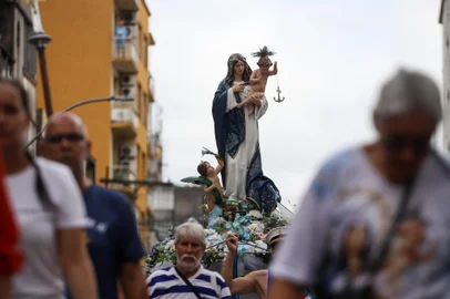 PORTO ALEGRE, RS, Brasil: A procissão de Nossa Senhora dos Navegantes, desde o Santuário dos Navegantes até o Santuário de Nossa Senhora do Rosário. O percurso de 10 quilômetros foi acompanhado por dezenas de fiéis. Fotos: Duda Fortes/Agencia RBS<!-- NICAID(15956493) -->