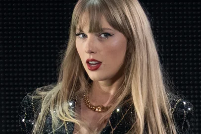 US singer-songwriter Taylor Swift performs onstage on the first night of her "Eras Tour" at AT&T Stadium in Arlington, Texas, on March 31, 2023. (Photo by SUZANNE CORDEIRO / AFP)Editoria: ACELocal: ArlingtonIndexador: SUZANNE CORDEIROSecao: musicFonte: AFPFotógrafo: STR<!-- NICAID(15398318) -->