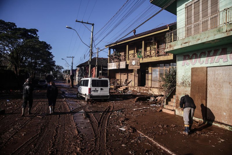 LAJEADO, RS, BRASIL - 2024.05.14 - Após Rio Taquari baixar, moradores retornam para suas casas para fazer limpeza. (Foto: André Ávila/ Agência RBS)Indexador: Andre Avila<!-- NICAID(15763070) -->