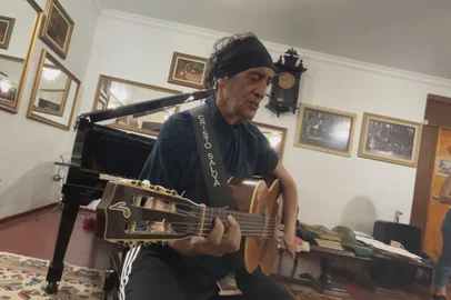 "Eu respiro música": João Chagas Leite volta aos palcos após dois anos de tratamento contra o câncer<!-- NICAID(16028470) -->