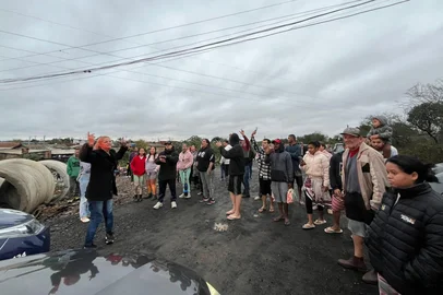 Comitiva com o Secretário Nacional de Proteção e Defesa Civil, Wolnei Wolff, foi recebida por protestos dos moradores das Mathias Velho, em Canoas.<!-- NICAID(16063708) -->