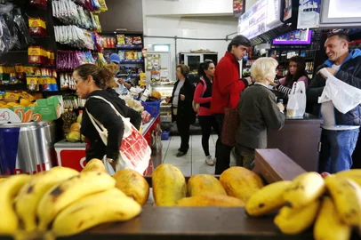 PORTO ALEGRE, RS, BRASIL, 27-04-2017: Moacir Morare de Freitas (D), no Mercado Goethe 43. Pequenos mercados de bairro crescem e se especializam em produtos diferenciados. (Foto: Mateus Bruxel / Agência RBS)<!-- NICAID(12881311) -->