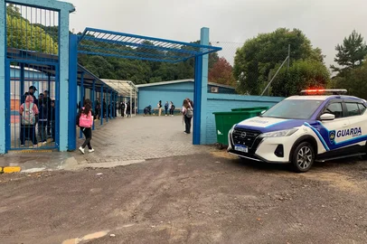 Volta às aulas na Escola João de Zorzi, no bairro Fátima Baixo. As aulas estavam suspensas em solidariedade a professora esfaqueada na última terça-feira (2) por dois jovens dentro de sala de aula.<!-- NICAID(16009131) -->