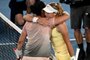 Andreeva abraça Jabeur após vitória inesperada no Australian Open.