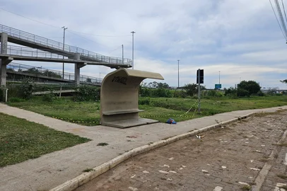 Um homem foi encontrado morto por volta das 7h30 da manhã deste sábado (18) em frente a uma parada de ônibus na rua Voluntários da Pátria, no bairro Vila Farrapos, Zona Norte de Porto Alegre. A vítima, que ainda não foi identificada, apresentava ferimentos causados por faca no pescoço e sinais de espancamento na cabeça. Ele estava em frente a uma parada de ônibus.<!-- NICAID(16039631) -->
