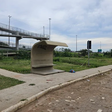 Um homem foi encontrado morto por volta das 7h30 da manhã deste sábado (18) em frente a uma parada de ônibus na rua Voluntários da Pátria, no bairro Vila Farrapos, Zona Norte de Porto Alegre. A vítima, que ainda não foi identificada, apresentava ferimentos causados por faca no pescoço e sinais de espancamento na cabeça. Ele estava em frente a uma parada de ônibus.<!-- NICAID(16039631) -->
