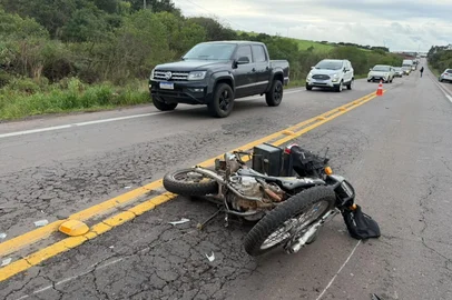 Motorista foge após atingir motociclista em acidente na RS-324, em Passo Fundo<!-- NICAID(16342032) -->